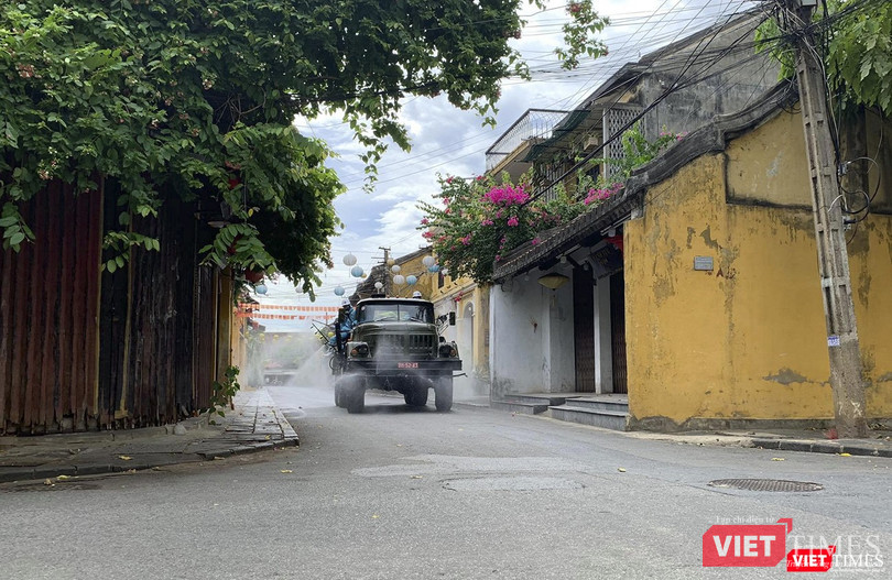 Lực lượng quân đội phun hóa chất khử trùng toàn phố cổ Hội An