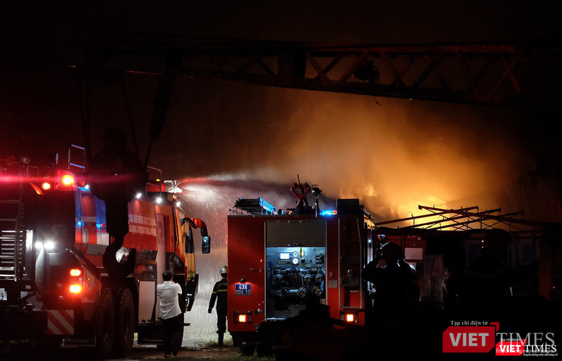 Lực lượng Cảnh sát PCCC nỗ lực dập lửa