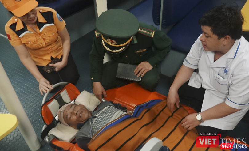 Ngư dân bị nạn được cấp cứu trên tàu SAR 412 (ảnh do SAR 412 cung cấp)