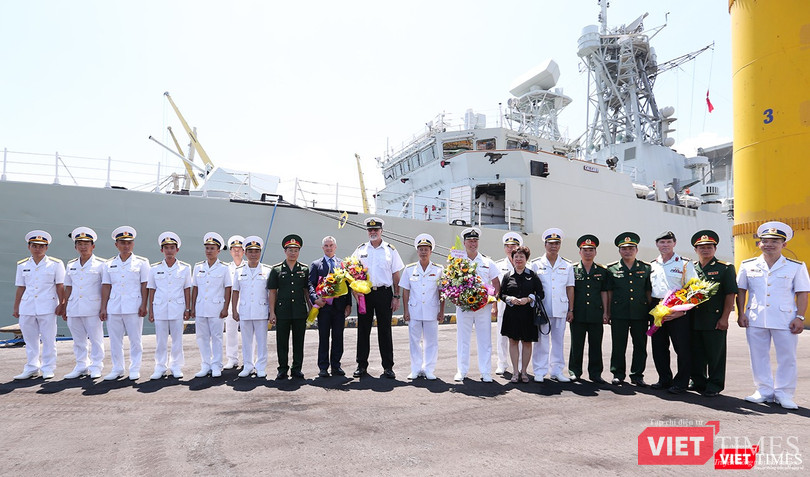 Các bên chụp ảnh lưu niệm