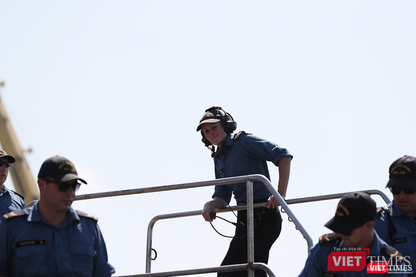 Sĩ quan chỉ huy với bộ đàm làm việc liên tục