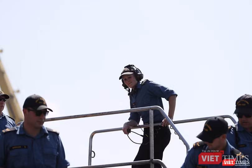 Sĩ quan chỉ huy với bộ đàm làm việc liên tục Sĩ quan chỉ huy với bộ đàm làm việc liên tục