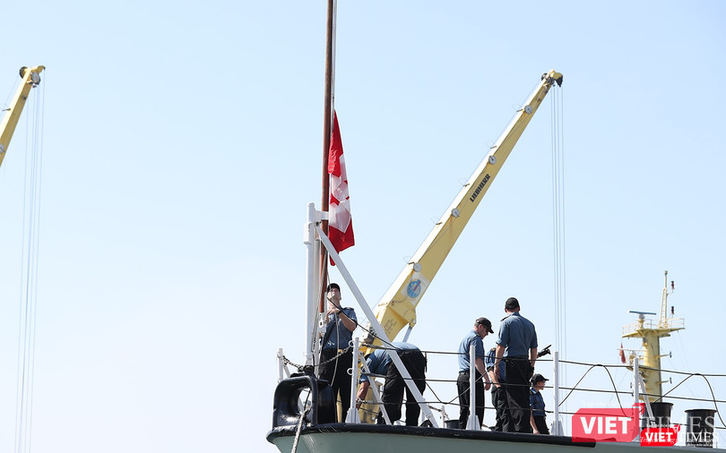 Quốc kỳ Canada được kéo lên khi nào neo đậu an toàn