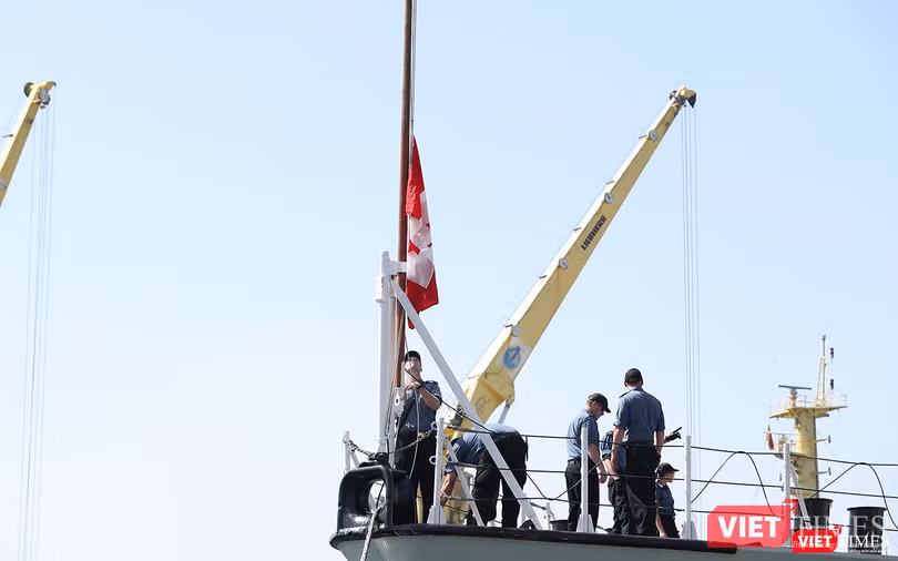 Quốc kỳ Canada được kéo lên khi nào neo đậu an toàn Quốc kỳ Canada được kéo lên khi nào neo đậu an toàn