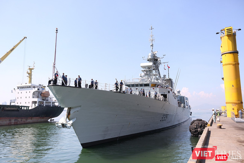 tàu Hải quân Canada HMCS Calgary cập cảng Tiên Sa