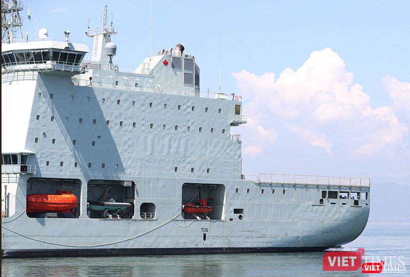 Hệ thống xuồng cứu sinh và sân đỗ máy bay phía đuôi tàu