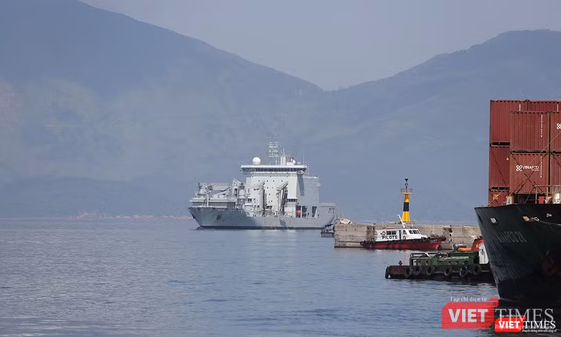 Tiến vào cảng Tiên Sa trong khuôn khổ chuyến thăm hữu nghị Đà Nẵng Tiến vào cảng Tiên Sa trong khuôn khổ chuyến thăm hữu nghị Đà Nẵng