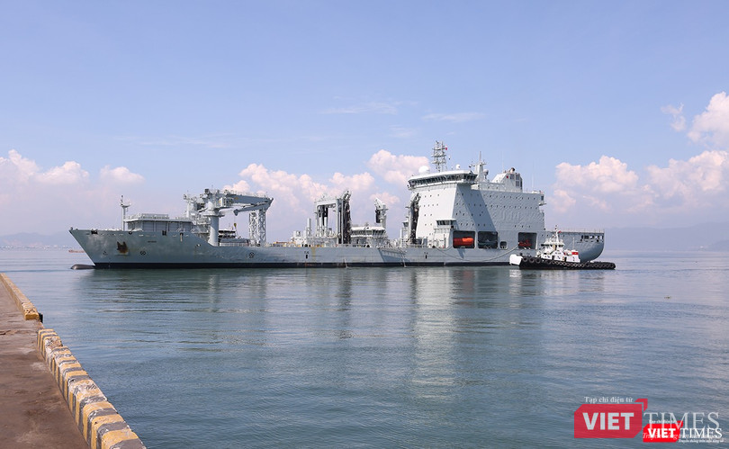 Tàu "siêu" hậu cần Asterix của Hải quân Canada cùng hàng trăm thủy thủ cũng tiến vào cảng Tiên Sa