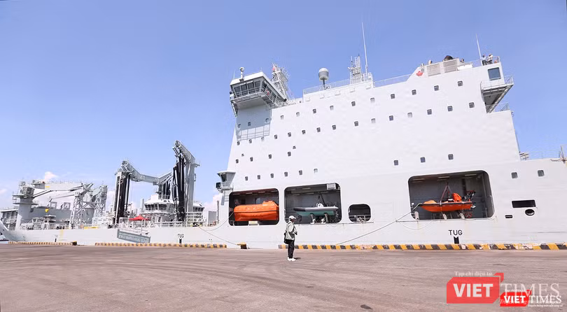 Asterix được trang bị một khu vực để điều trị và xử lý những người di tản và những người sống sót; một khu y tế lớn được chia thành hai khu vực có khả năng chăm sóc 60 người một lúc, cung cấp chỗ cho 350 người trong các tình huống khẩn cấp. Asterix được trang bị một khu vực để điều trị và xử lý những người di tản và những người sống sót; một khu y tế lớn được chia thành hai khu vực có khả năng chăm sóc 60 người một lúc, cung cấp chỗ cho 350 người trong các tình huống khẩn cấp.