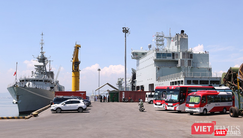 Bộ đôi tàu Hải quân Hoàng Gia Canada (HMCS) Calgary và MV Asterix tại cảng Tiên Sa, Đà Nẵng