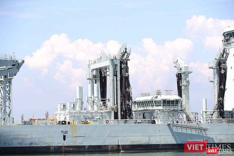 Tàu có 4 hệ thống đường ống cấp liệu có thể cung cấp 400 tấn nước ngọt mỗi ngày và mang 7.000 tấn dầu nhiên liệu, cùng 980 tấn nhiên liệu Jet JP5.