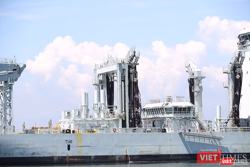 Tàu có 4 hệ thống đường ống cấp liệu có thể cung cấp 400 tấn nước ngọt mỗi ngày và mang 7.000 tấn dầu nhiên liệu, cùng 980 tấn nhiên liệu Jet JP5. Tàu có 4 hệ thống đường ống cấp liệu có thể cung cấp 400 tấn nước ngọt mỗi ngày và mang 7.000 tấn dầu nhiên liệu, cùng 980 tấn nhiên liệu Jet JP5.