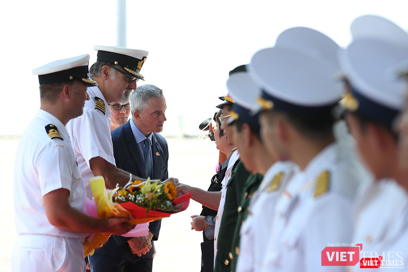 Lễ đón tàu được thực hiện ngay tại cầu Cảng Tiên Sa