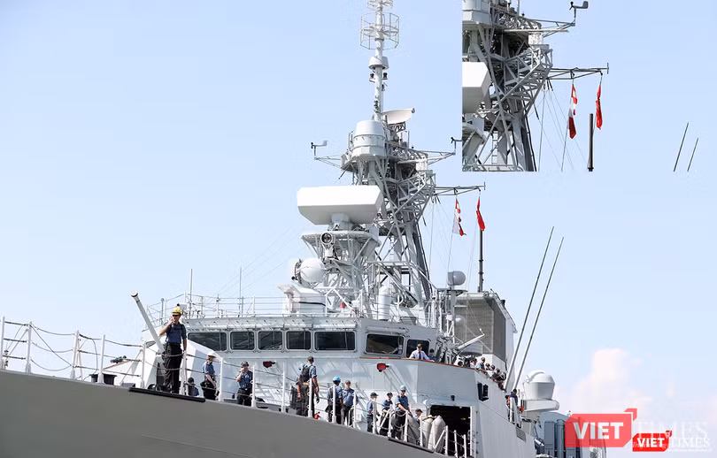 Tàu Hải quân Canada HMCS Calgary treo cờ rũ, bày tỏ sự mất mát của Việt Nam khi Chủ tịch nước Trần Đại Quang từ trần