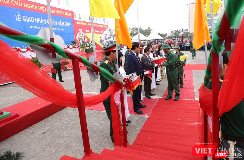 Những tân binh đầu tiên bước lên cầu