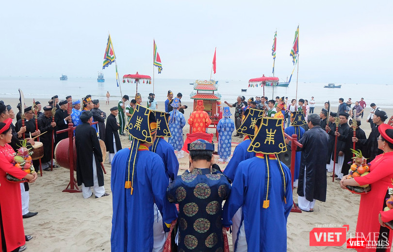 Cẩn cáo với đất trời