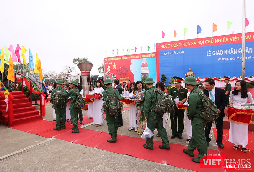 Những tân binh bước lên cầu vinh quang, một nghi thức tôn vinh những công dân ưu tú lên đường ngập ngũ