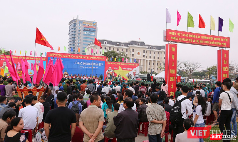 Người thân tiễn con em lên đường nhập ngũ