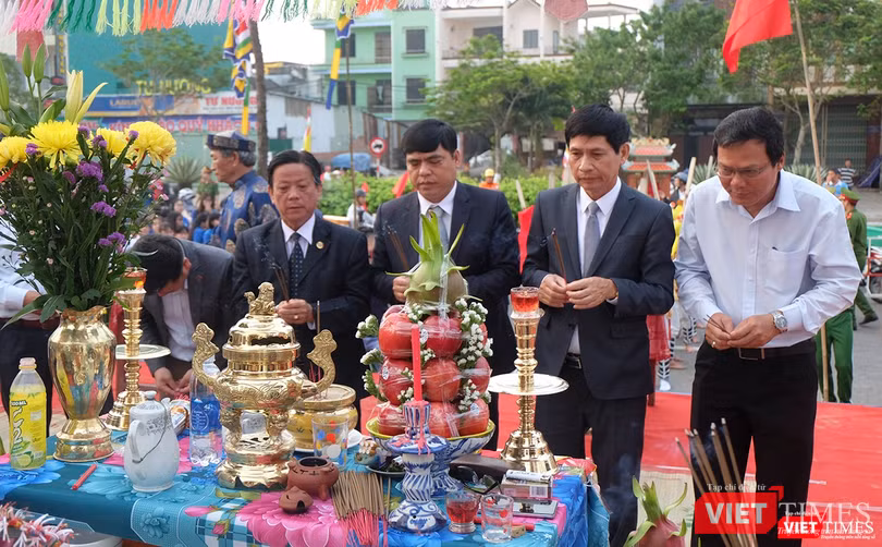 Đại diện lãnh đạo Sở VH-TT thành phố và lãnh đạo địa phương thực hiện nghi thức tại buổi lê