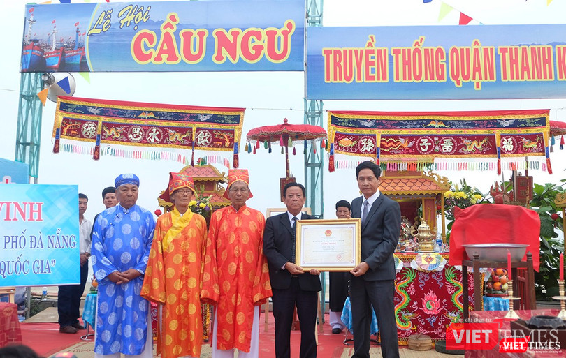 Đại diện Sở Văn hóa-Thể thao TP Đà Nẵng trao bằng công nhận Lễ hội cầu ngư Đà Nẵng là di sản văn hóa phi vật thể cấp Quốc gia cho Đại diện Ban tổ chức Lễ hội Cầu ngư