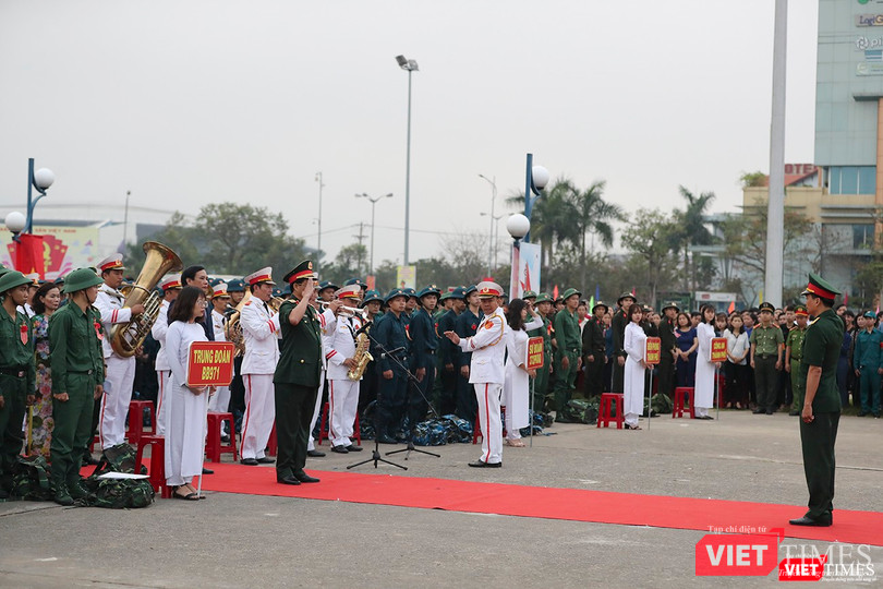 Nghi thức bàn giao quân được cử hành