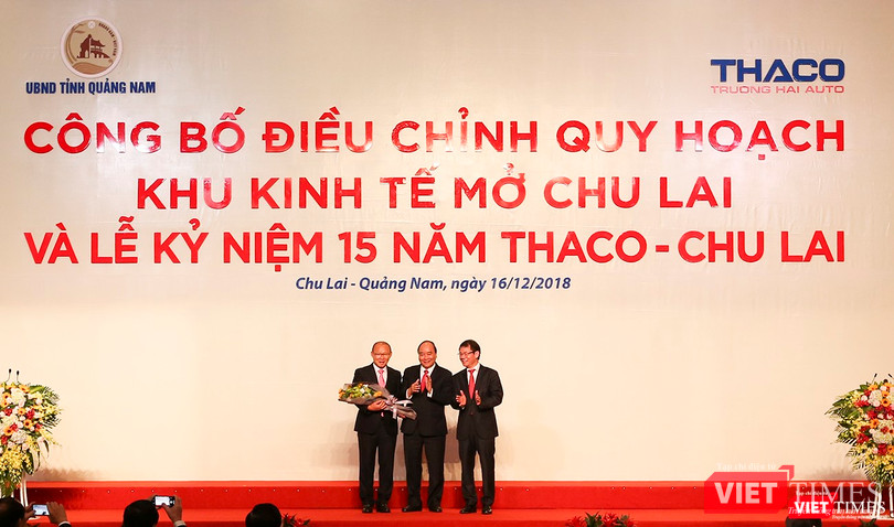 Thủ tướng Chính phủ Nguyễn Xuân Phúc tặng hoa cho huấn luyện viên Pak Hang Seo