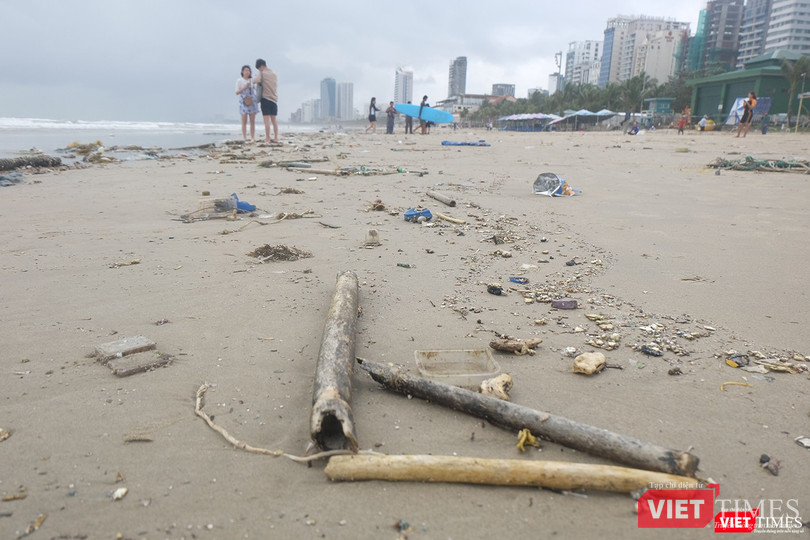 Biển Đà Nẵng đầy rác sau đợt mưa lớn kéo dài