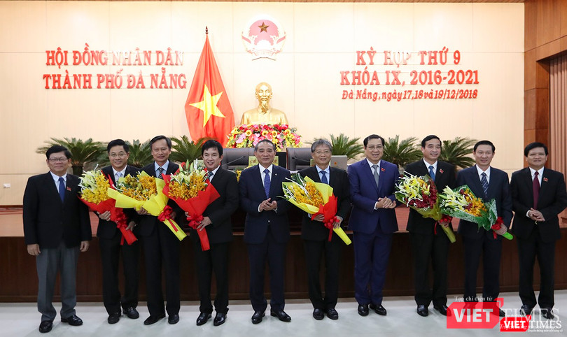 Lãnh đạo Thành ủy, HĐND, UBND tặng hoa chúc mừng các cá nhân tại kỳ họp