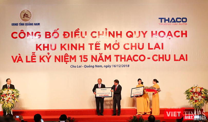 Đại diện Thaco trao quà thưởng dành cho Đội tuyẻn U23 Việt Nam và cá nhân ông Pak Hang Seo