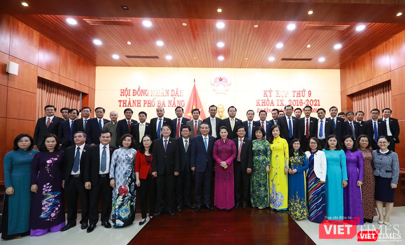 Chủ tịch Quốc hội Nguyễn Thị Kim Ngân chụp ảnh lưu niệm với các đại biểu HĐND TP Đà Nẵng Chủ tịch Quốc hội Nguyễn Thị Kim Ngân chụp ảnh lưu niệm với các đại biểu HĐND TP Đà Nẵng