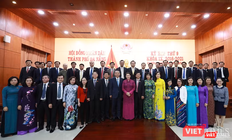 Chủ tịch Quốc hội Nguyễn Thị Kim Ngân chụp ảnh lưu niệm với các đại biểu HĐND TP Đà Nẵng