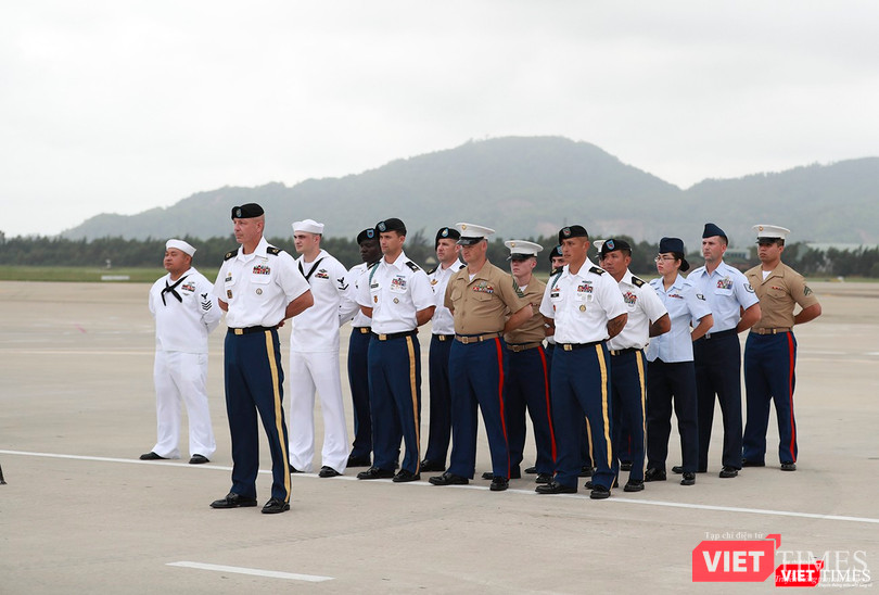 Đội quân danh dự thuộc các lực lượng quân đội Hoa Kỳ chuẩn bị cho lễ tiếp nhận hài cốt