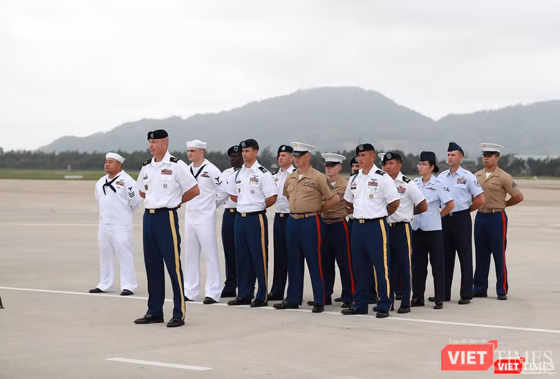 Đội quân danh dự thuộc các lực lượng quân đội Hoa Kỳ chuẩn bị cho lễ tiếp nhận hài cốt