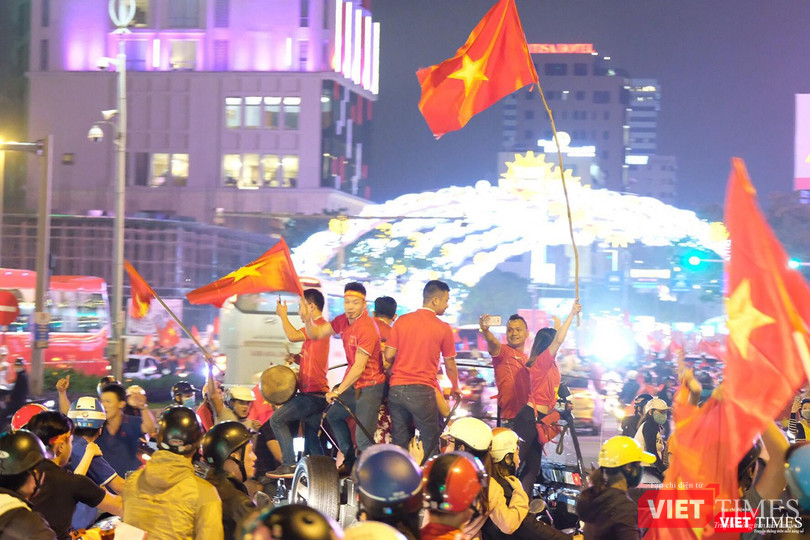 Cổ động viên Đà Nẵng ra đường ăn mừng chiến thắng của đội U23 Việt Nam