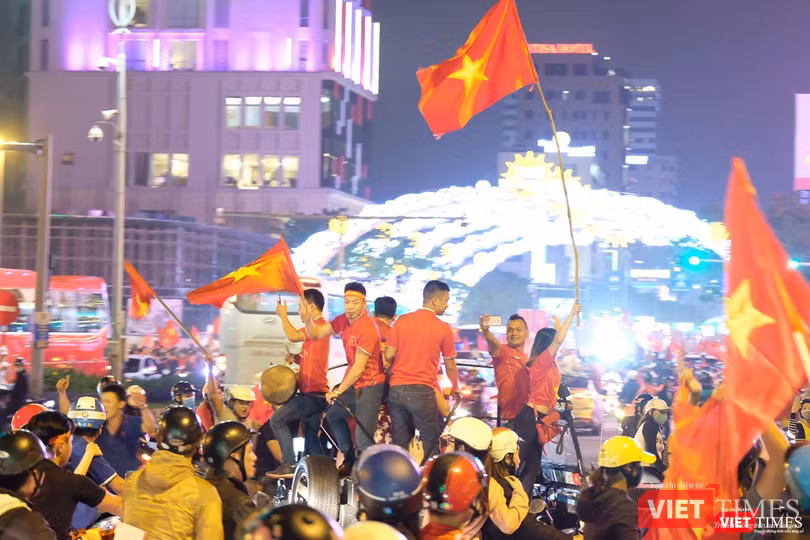 Cổ động viên Đà Nẵng ra đường ăn mừng chiến thắng của đội U23 Việt Nam