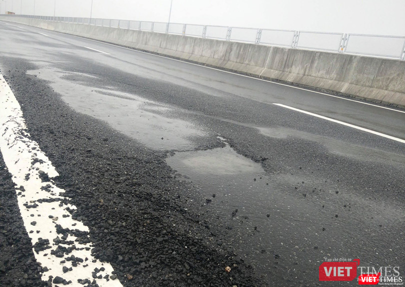 Mặt đường tuyến cao tốc Đà Nẵng-Quảng Ngãi đầy đá dăm bung ra từ hỗn hợp bê tông nhựa mặt đường.