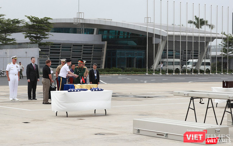 Đại diện phía Việt Nam và Hoa Kỳ tại buổi Lễ trao trả hài cốt quân nhân Mỹ