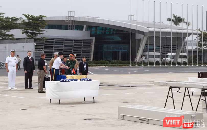 Đại diện phía Việt Nam và Hoa Kỳ tại buổi Lễ trao trả hài cốt quân nhân Mỹ