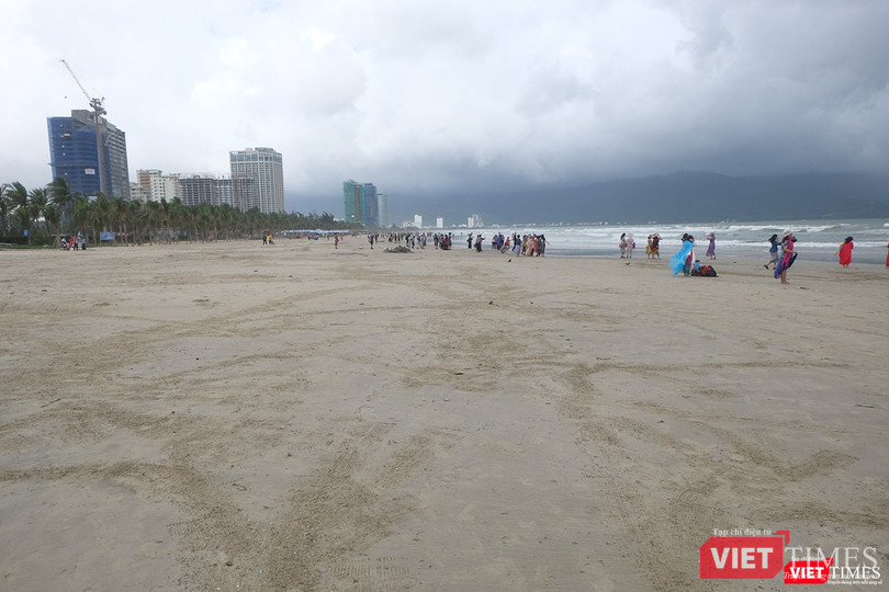 Bãi biển du lịch Đà Nẵng được dọn dẹp sạch sẽ