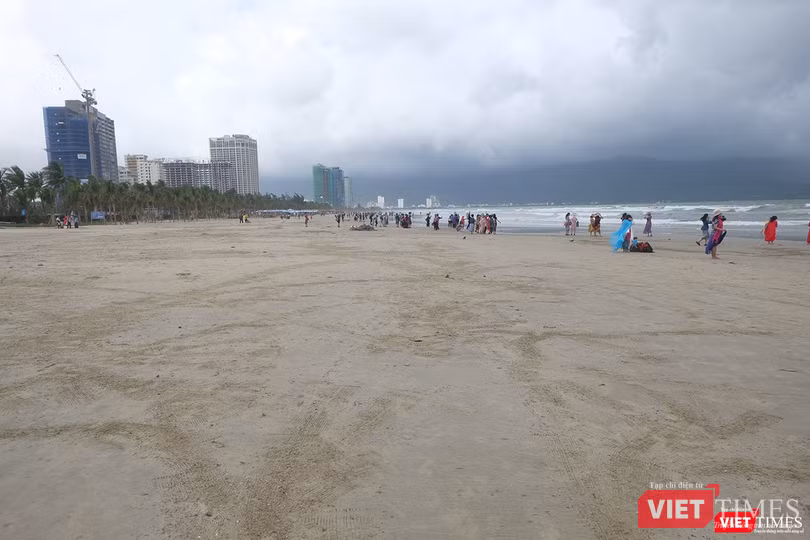 Bãi biển du lịch Đà Nẵng được dọn dẹp sạch sẽ