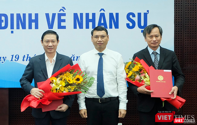 Sáng 19/12, UBND TP Đà Nẵng đã công bố quyết định bổ nhiệm Chánh Văn phòng UBND TP đối với ông Đoàn Ngọc Hùng Anh (bìa phải)