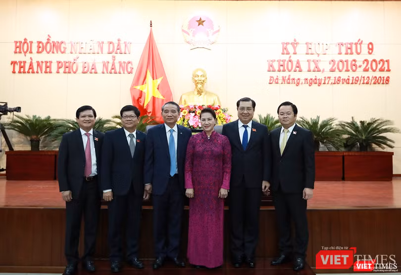 Chụp ảnh lưu niệm với lãnh đạo Thành ủy, HĐND TP Đà Nẵng