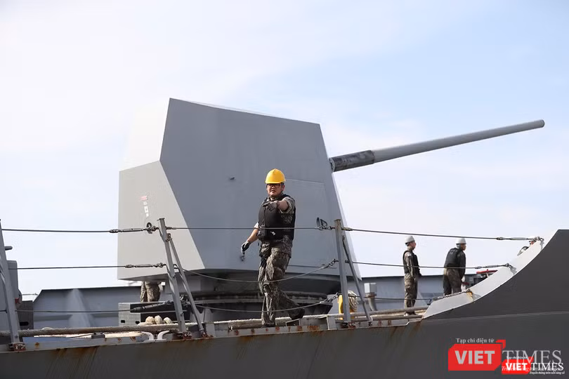 Cận cảnh pháo hạm