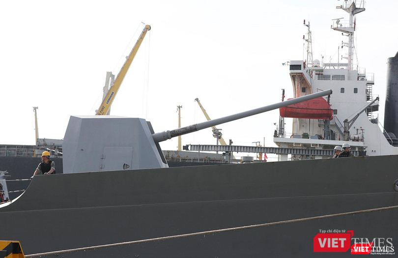 Mũi tàu là pháo hạm 120mm