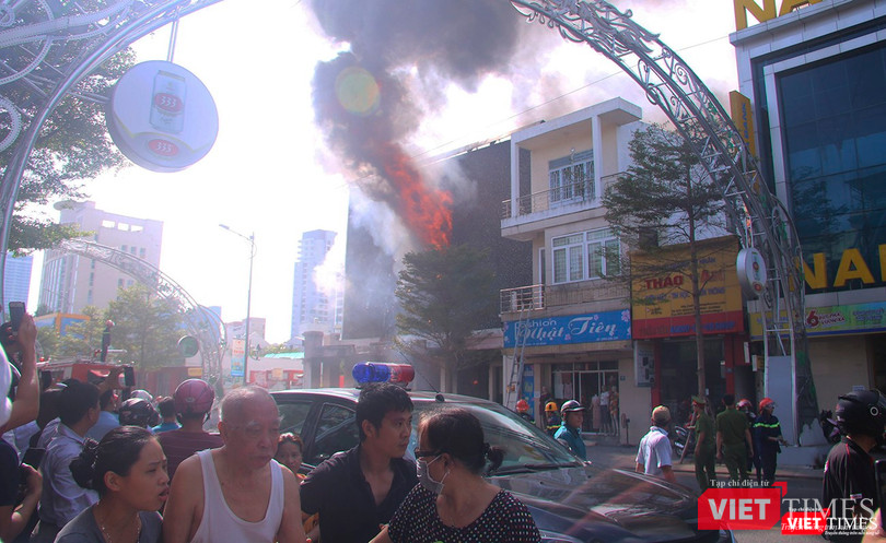 Ngọn lửa bùng phát dữ dội