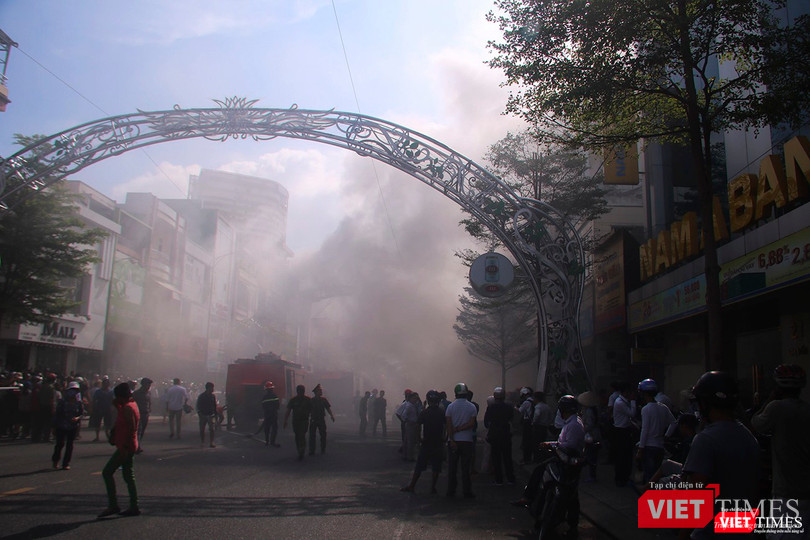 Khói bụi bao trùm cả một đoạn đường