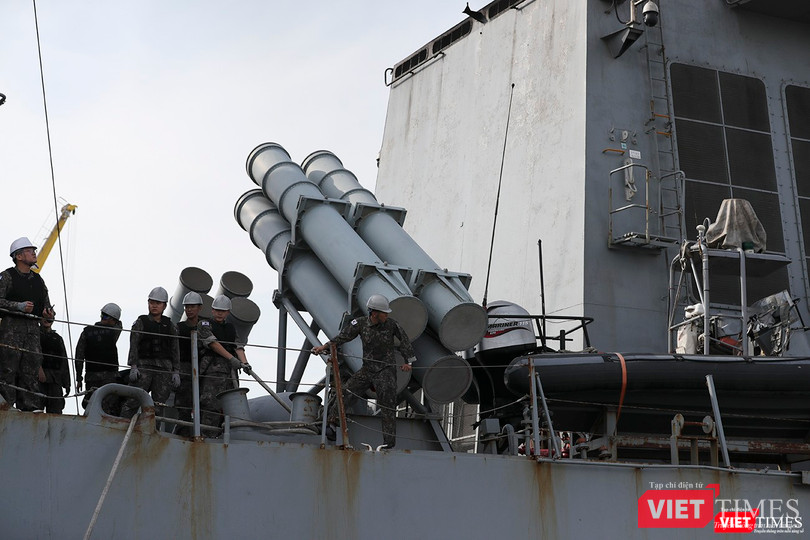 Hệ thống tên lửa đặt tại 2 mạn