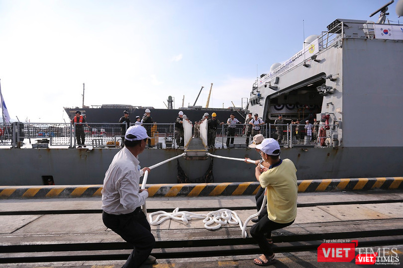 Cầu thang trên tàu được nối với cầu cảng