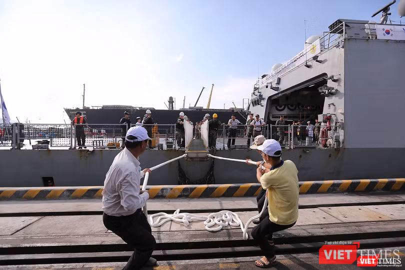 Cầu thang trên tàu được nối với cầu cảng