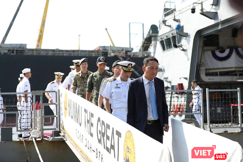 Đại sứ Hàn Quốc cùng ban chỉ huy tàu chính thức lên bờ thăm hữu nghị Đà Nẵng